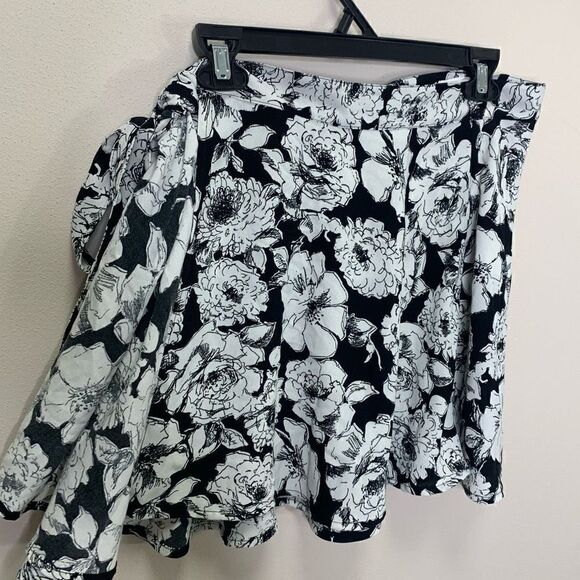 Abercrombie & Fitch black and White Wrap Skirt With Tie Size XS (p1) - Picture 2 of 4